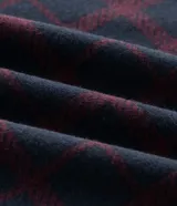 Pantalón de pijama tipo jogger para hombre, confeccionado en tejido plush suave y abrigado. Presenta un diseño estampado a cuadros, cintura elástica con cordón de ajuste y puños elásticos en los tobillos.