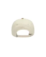 Gorra de cinco paneles con corona en color crema y visera en color tostado. Presenta un diseño bordado en la parte frontal con el logo y texto de la marca en color negro.