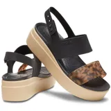 Sandalias de plataforma Crocs modelo Brooklyn Tort Low, con tiras negras y tira delantera con estampado animal print tipo leopardo. Cuenta con tira ajustable en el talón.
