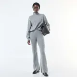 Pantalón acampanado gris de tejido de punto acanalado.