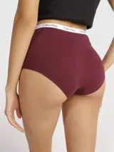 Bombacha de talle alto color borgoña, con cintura elástica blanca con logo de Calvin Klein.