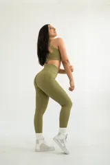 Calza larga color tostado, de tiro alto y corte ajustado.