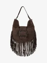 Cartera tipo hobo de cuero color marrón, con diseño de flecos largos en los laterales y la base. Presenta una correa fija para el hombro y un cierre frontal con solapa y hebilla metálica rectangular.