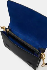 Bolso bandolera rectangular de color negro con solapa y cierre de botón imantado, herrajes metálicos dorados y compartimento interior con cremallera. Incluye una correa ancha ajustable y extraíble en combinación de colores azul y blanco.