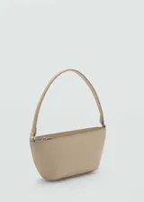 Bolso de hombro pequeño con diseño ovalado, confeccionado en material efecto piel con cierre de cremallera y forro interior.