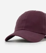 Gorra de sarga con visera curva y cierre posterior ajustable con hebilla metálica.