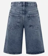 Bermuda tipo jorts de jean azul con lavado medio, corte holgado y largo por debajo de la rodilla. Presenta cintura con trabillas, bolsillos laterales y traseros, y cierre frontal con botón y cremallera.