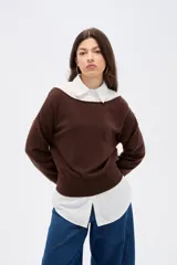 Sweater negro de viscosa con diseño holgado, cuello asimétrico y mangas largas.