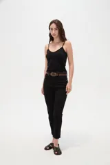 Musculosa de poliamida color negro con escote en V y breteles finos.