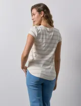 Remera de modal color crudo con rayas horizontales color beige, cuello redondo y mangas cortas.