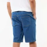 Bermuda de jean color azul, confeccionada en denim, con cintura elástica ajustable mediante cordón en contraste y bolsillos laterales.