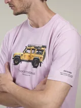 Remera de algodón color lila con estampa de un Land Rover Defender amarillo y el logo de la marca Benson & Thomas.