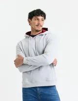 Sweater deportivo con capucha, bolsillo canguro frontal y cordones de ajuste. Presenta un diseño de color azul oscuro con interior de capucha en color verde.