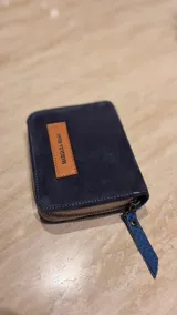 Billetera de cuero de pelo con estampado animal print de leopardo. Cuenta con cierre perimetral y una etiqueta de cuero con el logo de la marca grabado.