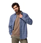 Camisa de franela de manga larga Columbia modelo Cornell Woods, color azul con patrón de cuadros, cierre frontal de botones y un bolsillo en el pecho.