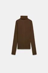 Jersey de punto confeccionado en lana, con cuello subido y manga larga. Presenta un diseño ajustado con detalle de costuras verticales marcadas en el frente.