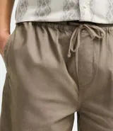Bermuda masculina de sarga texturizada en color negro, con cintura elástica y ajuste mediante cordón. Presenta un corte regular, bolsillos laterales y un bolsillo trasero aplicado.
