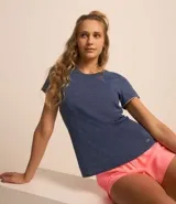 Remera deportiva azul de malla de poliamida, con cuello redondo, mangas cortas y corte alargado.