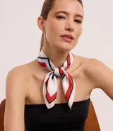 Pañuelo cuadrado de poliéster satinado con diseño geométrico en bloques de color rojo, blanco, celeste y negro.
