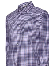 Camisa de manga larga RKF modelo Mild, con estampado de cuadros vichy en tonos rosado y azul. Presenta cuello camisero, cierre frontal con botones y un bolsillo en el pecho con logo bordado.
