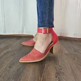 Zapatos de tacón estilo stiletto color gris con punta fina texturizada efecto reptil, talón y tira al tobillo en color azul marino, con taco ancho de madera y hebilla metálica.