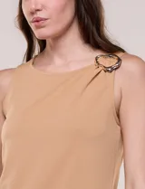 Musculosa de seda fría verde con escote a la base y detalle de aplique metálico dorado en el hombro.