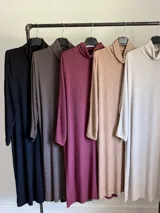 Vestido tipo polera de tejido liviano y elastizado, color vino tinto jaspeado, con cuello tortuga y mangas largas. Presenta un calce oversized.