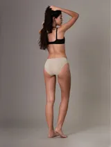 Bombacha color beige de microfibra suave, con cintura elástica y logo de Calvin Klein.