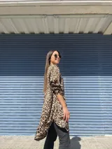 Camisa larga de animal print, con mangas largas y cuello clásico.