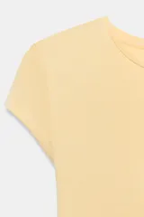 Vestido largo color amarillo pastel, confeccionado con mezcla de viscosa, con cuello redondo, manga corta y bajo asimétrico fruncido con volumen.
