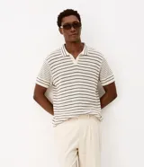 Camisa polo de punto para hombre, con diseño a rayas horizontales, cuello camisero, manga corta y cierre frontal parcial con botones.