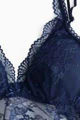 Bralette de encaje azul marino con copas con relleno extraíble, breteles ajustables y ribete ancho de encaje en el bajo.