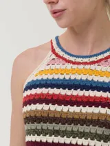 Musculosa tejida a crochet en algodón orgánico y lino, con diseño de rayas multicolor, cuello redondo y tirantes anchos.