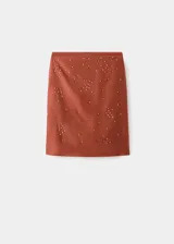 Falda midi de tiro alto con diseño recto, confeccionada en lyocell y poliéster color marrón, adornada con aplicaciones de strass y abertura posterior en el bajo.