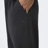 Pantalón de felpa gris melange de corte wide leg, con cintura elástica y bolsillos laterales.
