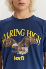 Remera azul de algodón con cuello redondo y estampado frontal de un águila en vuelo con el texto "Soaring High" y el logo de Levi's en amarillo.