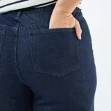 Pantalón de jean azul oscuro con corte wide leg, talle alto y costura vertical central en las piernas.