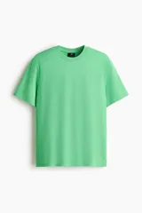 Remera de algodón liviano color verde, con cuello redondo y corte estándar.