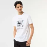 Camiseta de manga corta color blanco con cuello redondo y estampa frontal de One Piece que incluye una calavera con sombrero y texto en japonés e inglés.