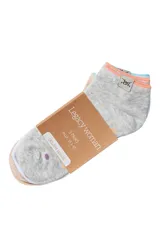 Pack de tres pares de medias tobilleras blancas con lunares de colores y borde superior celeste.