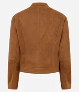 Campera estilo motorcycle de gamuza sintética color tostado, con cuello mao, cierre frontal y bolsillos laterales con cremallera. Presenta recortes estructurados y costuras reforzadas.