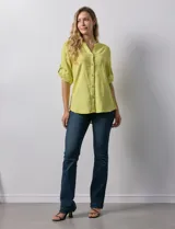 Blusa color verde claro de lino marca Cupio, con cuello a la base, escote en V y abertura con botones. Tiene un bolsillo en la parte delantera y mangas 3/4 regulables con presilla y botón.