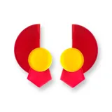 Aros colgantes con formas geométricas: semicírculo rojo, círculo amarillo y rombo rojo.