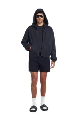 Shorts de algodón color azul, de la colección Benito Antonio x ZARA. Posee cintura elástica con acabado paperbag y cordón ajustable, además de bolsillos laterales y un bolsillo trasero de plastrón.
