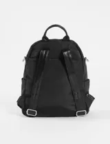 Mochila de diseño versátil en color blanco, convertible en bandolera. Cuenta con múltiples compartimentos con cierre, asa superior y correas ajustables. Incluye detalles metálicos y un pequeño aplique con logo en la parte frontal.