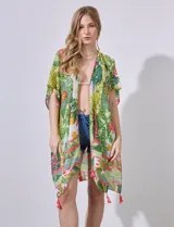 Kimono tejido con estampado de hojas y flores en tonos verdes, amarillos y rosados. Tiene mangas japonesas y terminación con borlas rosadas.