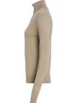 Sweater color beige de tejido de punto, con cuello alto y mangas largas.