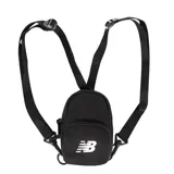 Cartera tipo bandolera New Balance de tamaño micro, color negro, con correas ajustables y logo de la marca estampado en blanco en el frente.