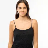 Vestido largo de encaje negro con tirantes finos, diseño ajustado al cuerpo y bajo con transparencia.