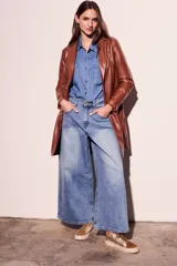 Trench marrón de cuero vegano, corte al cuerpo y largo hasta la rodilla.